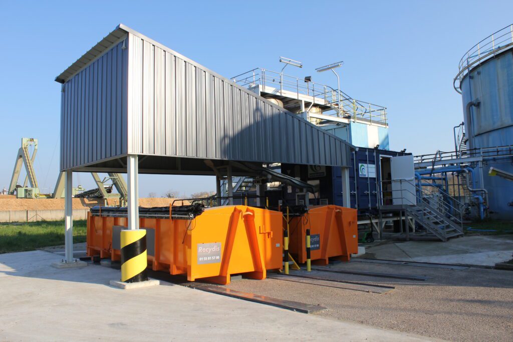 Container de déshydratation des boues par presse à vis ADEQUAPRESS sur site SEVESO pour STEP industrielle